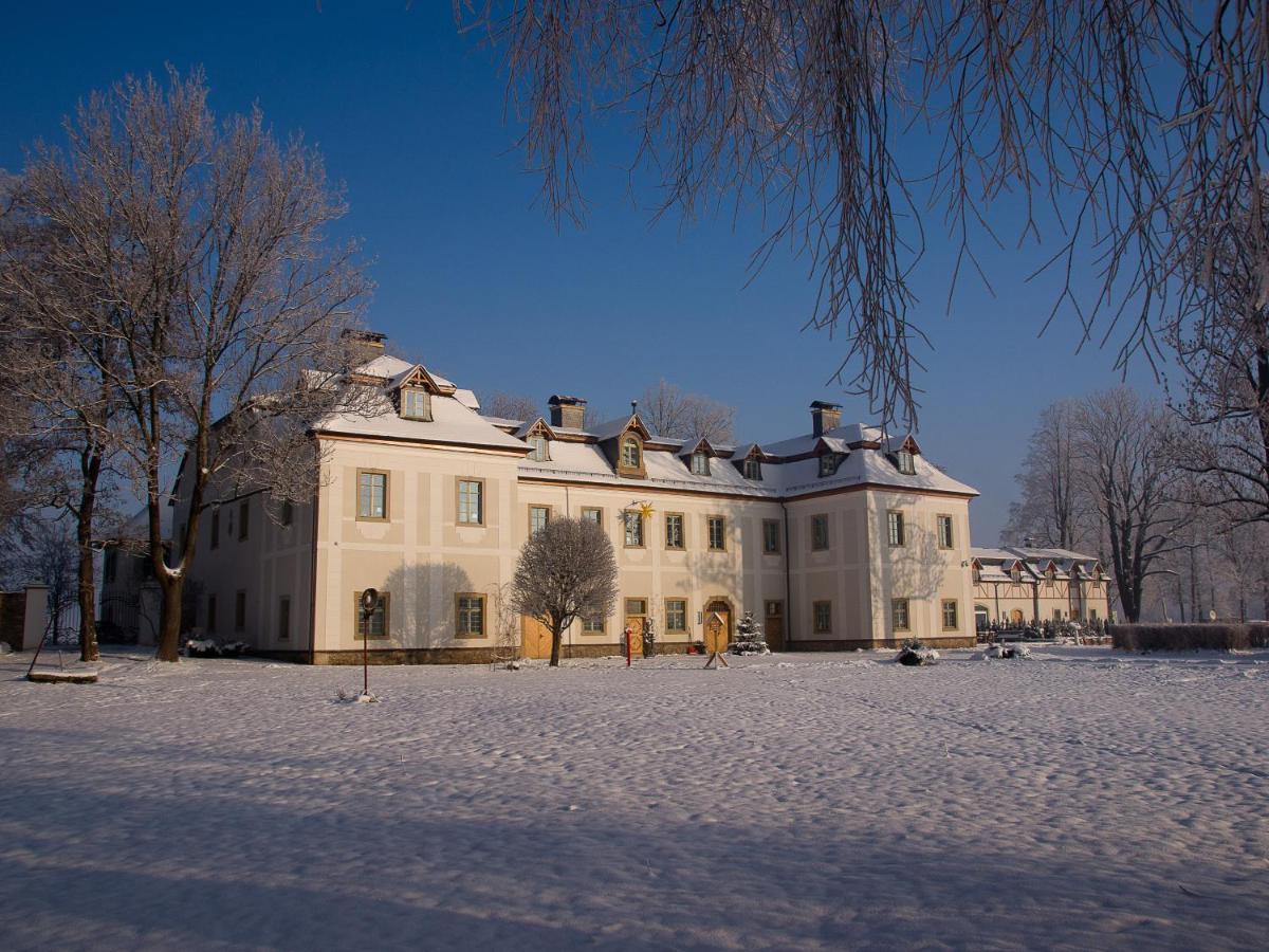 Palac Pakoszow Schlosshotel Wernersdorf Jelenia Góra Exteriör bild The manor house of the former estate of the Order of St John