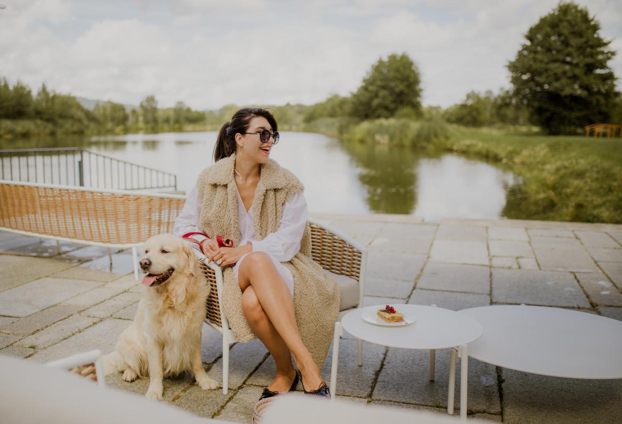 Palac Pakoszow Schlosshotel Wernersdorf Jelenia Góra Exteriör bild A woman with her dog