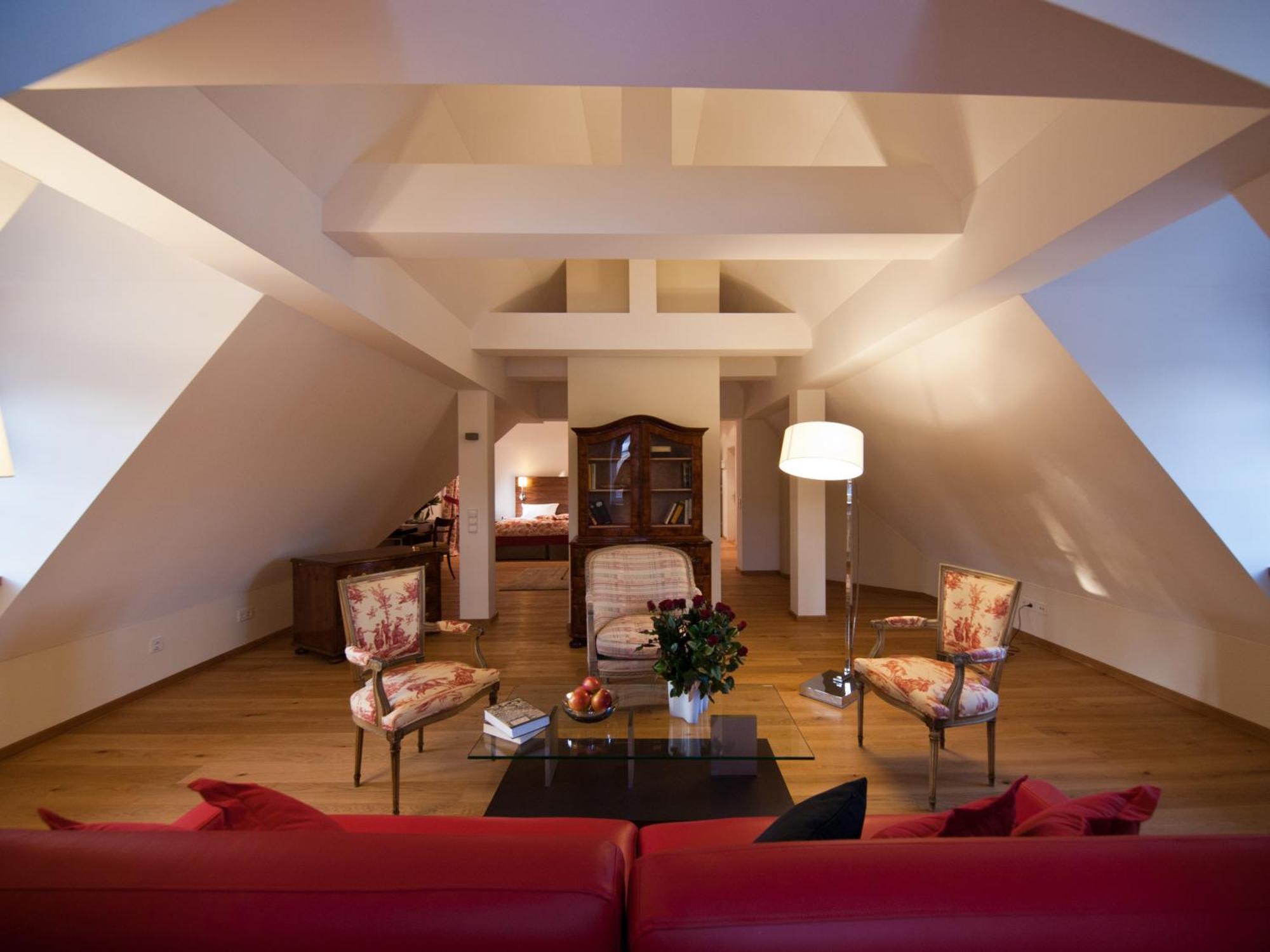 Palac Pakoszow Schlosshotel Wernersdorf Jelenia Góra Exteriör bild The interior of a suite at the Hotel de l'Europe