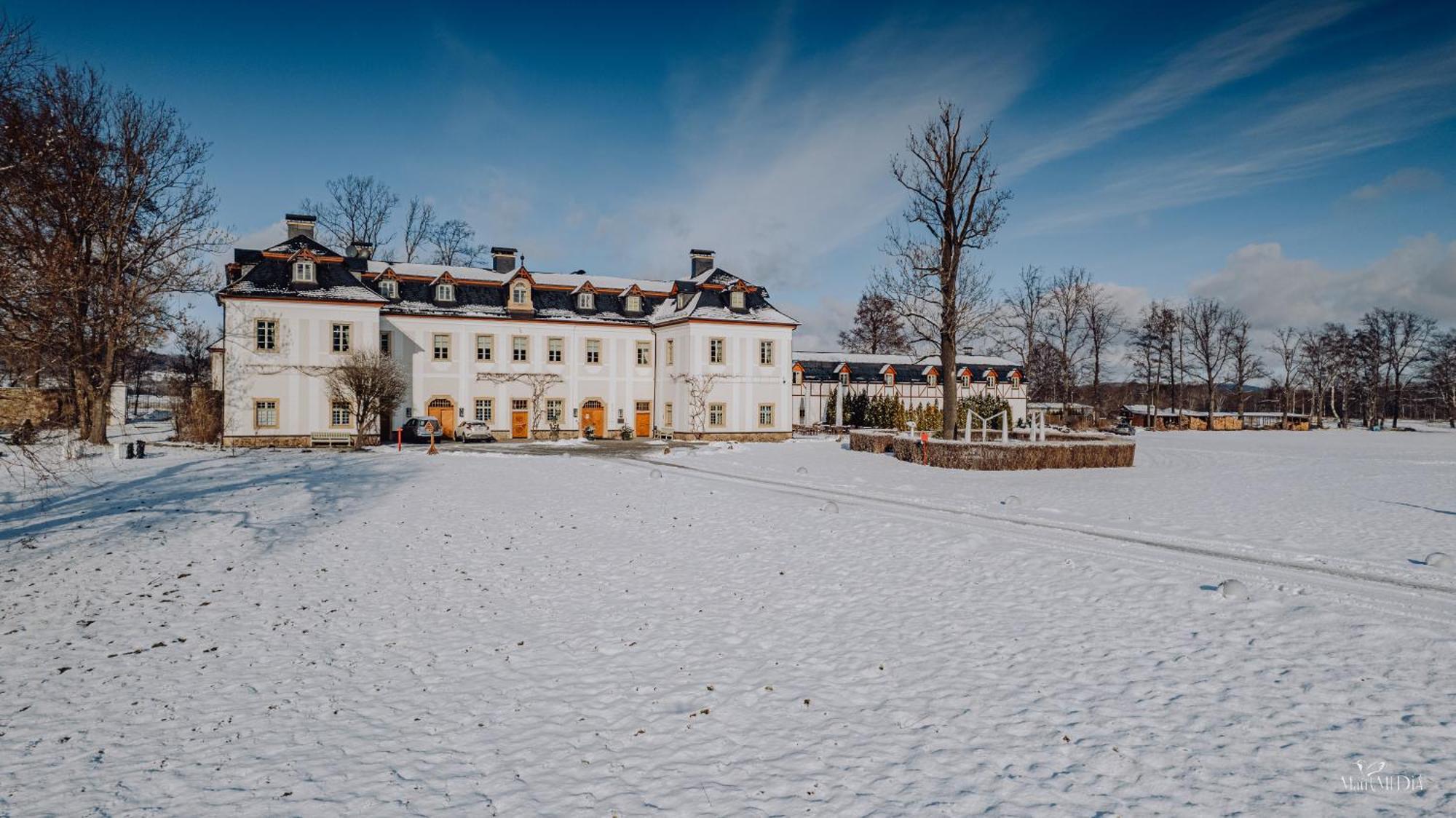 Palac Pakoszow Schlosshotel Wernersdorf Jelenia Góra Exteriör bild The main building of the school