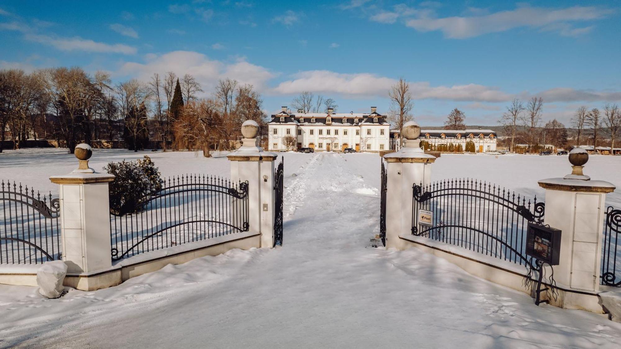 Palac Pakoszow Schlosshotel Wernersdorf Jelenia Góra Exteriör bild The main entrance to the estate
