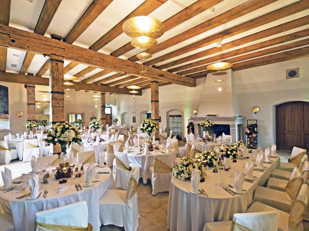 Palac Pakoszow Schlosshotel Wernersdorf Jelenia Góra Exteriör bild The interior of the restaurant