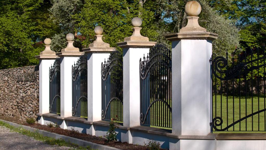 Palac Pakoszow Schlosshotel Wernersdorf Jelenia Góra Exteriör bild The gate piers
